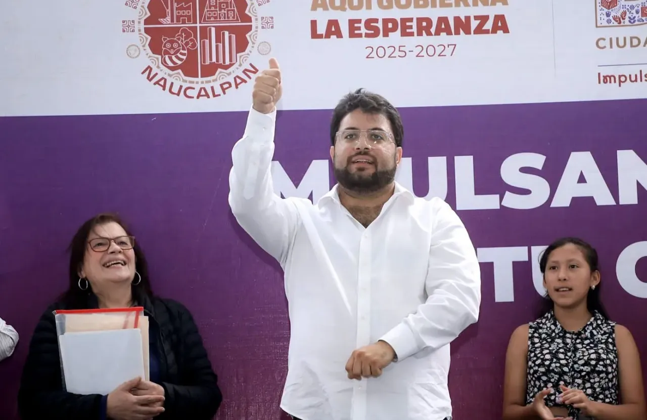 Entrega de lentes gratuitos en la explanada del Palacio Municipal de Naucalpan