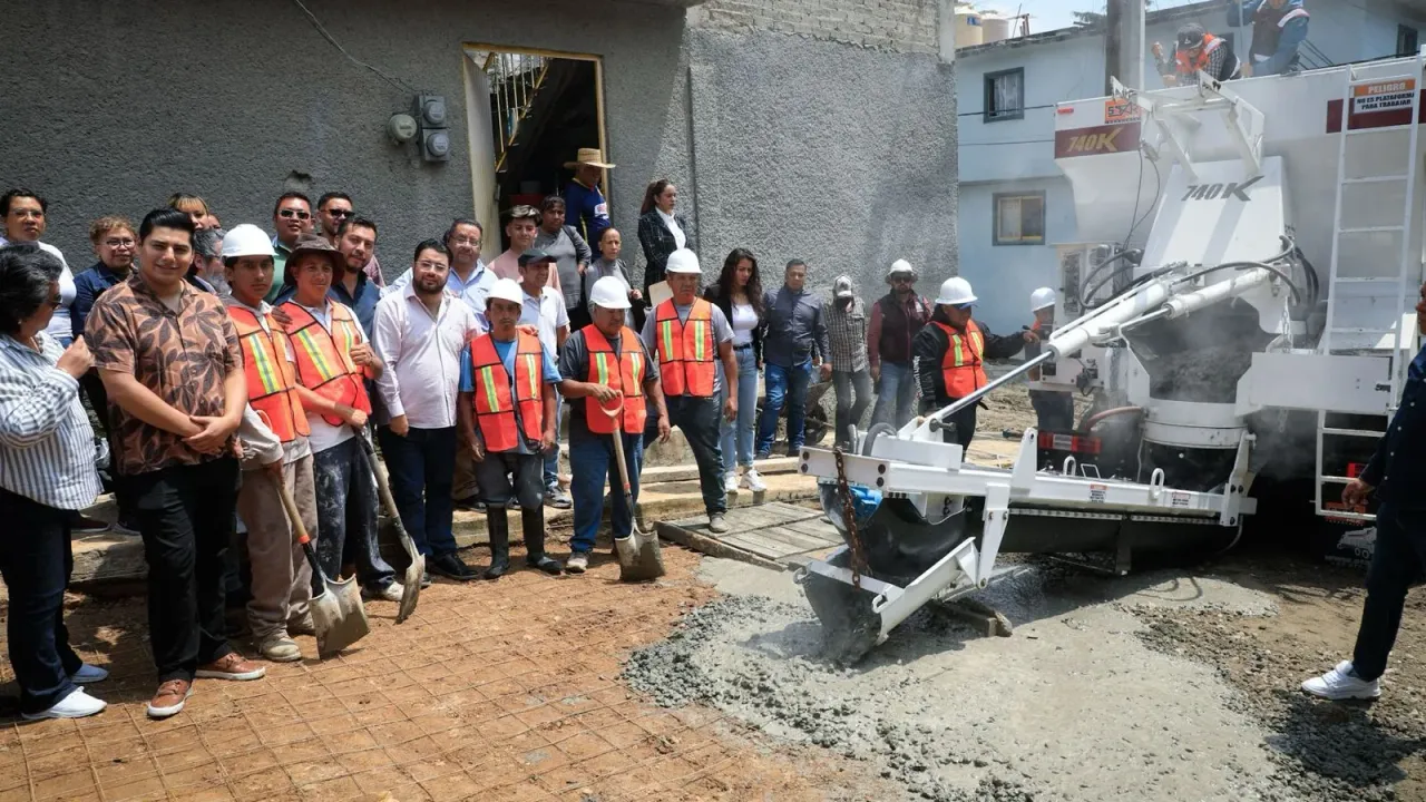 Concretera móvil en operación durante evento en Naucalpan