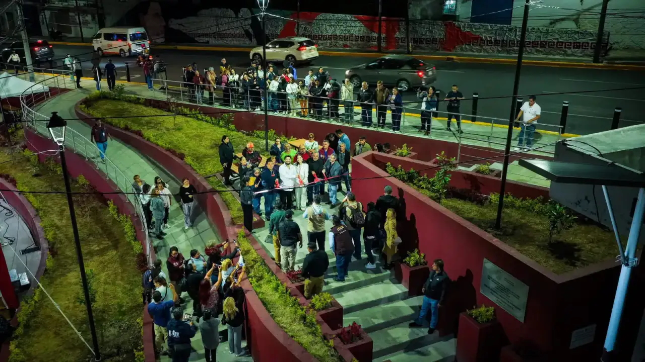 Sendero peatonal con bancas y rampa en Naucalpan Centro durante inauguración