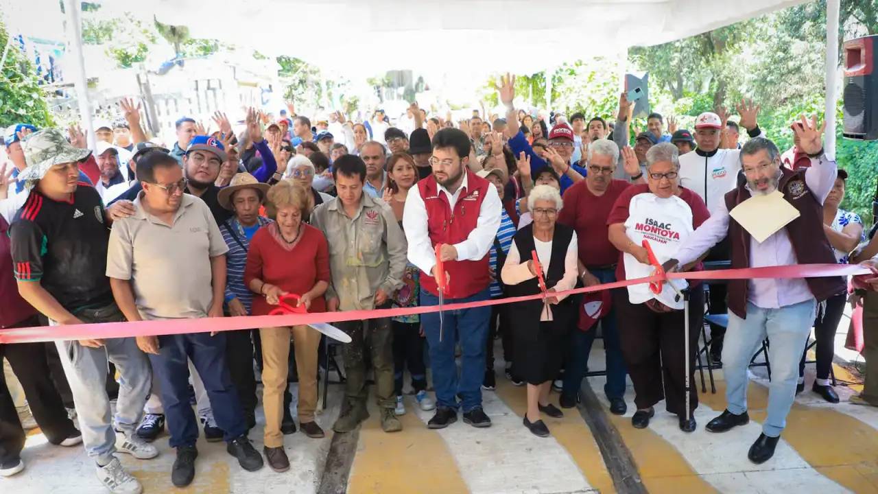 Autoridades y vecinos durante la entrega de la vialidad rehabilitada en Naucalpan