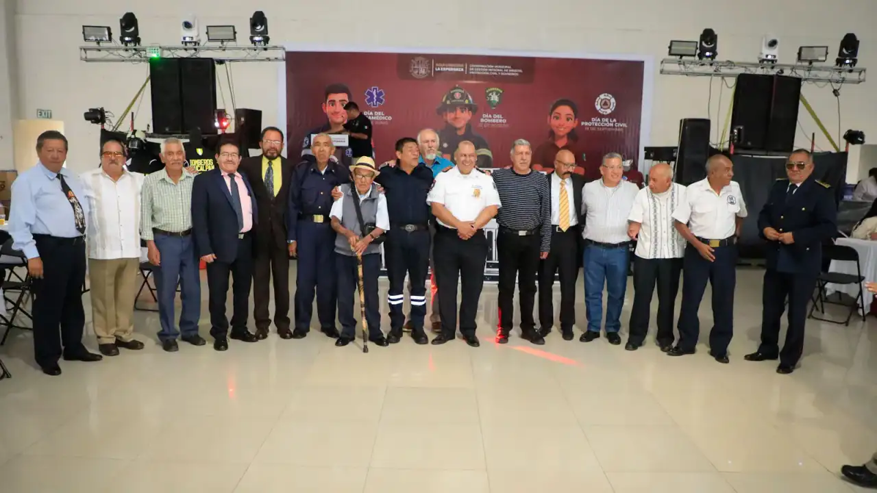 Bomberos de Naucalpan en ceremonia de reconocimiento