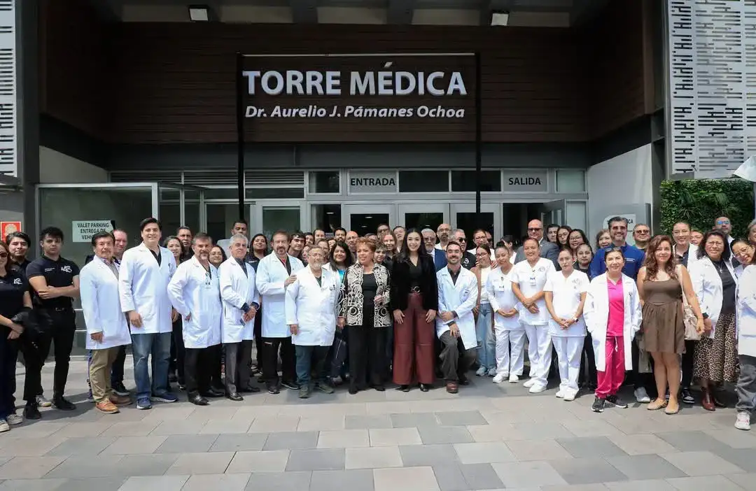Autoridades y personal médico durante la develación de una placa conmemorativa en un hospital