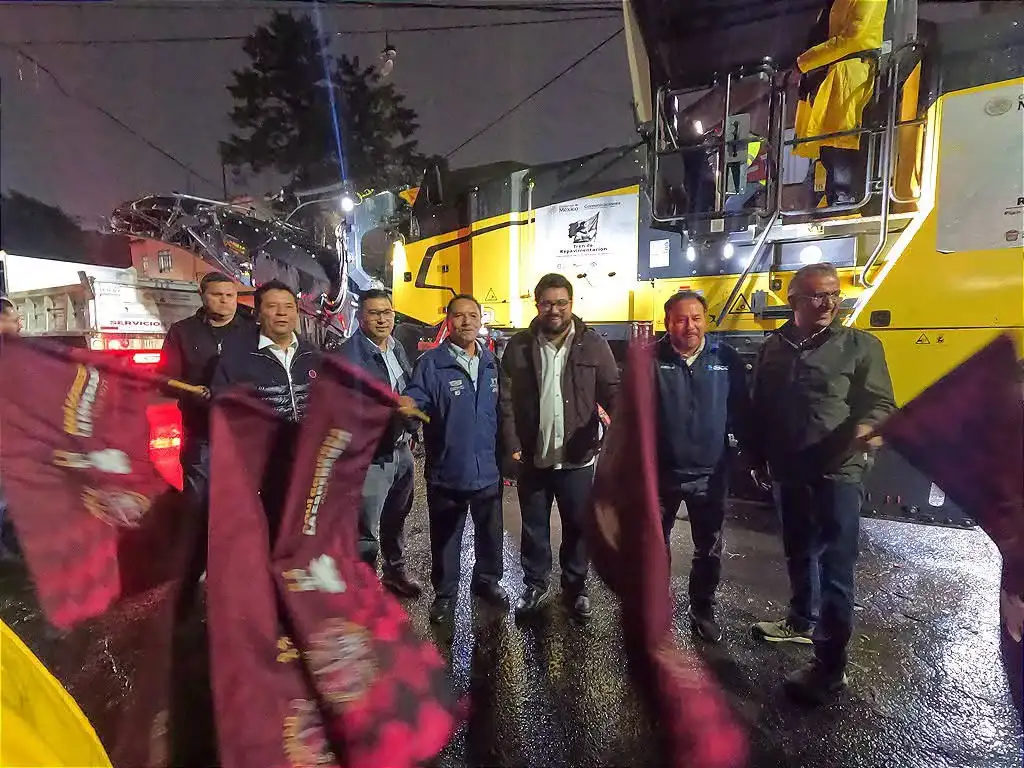 Trabajadores y maquinaria durante el inicio de obras de repavimentación en una avenida