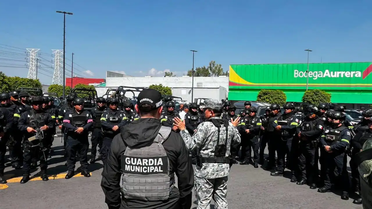 Patrulla de la policía municipal de Naucalpan durante un operativo de seguridad