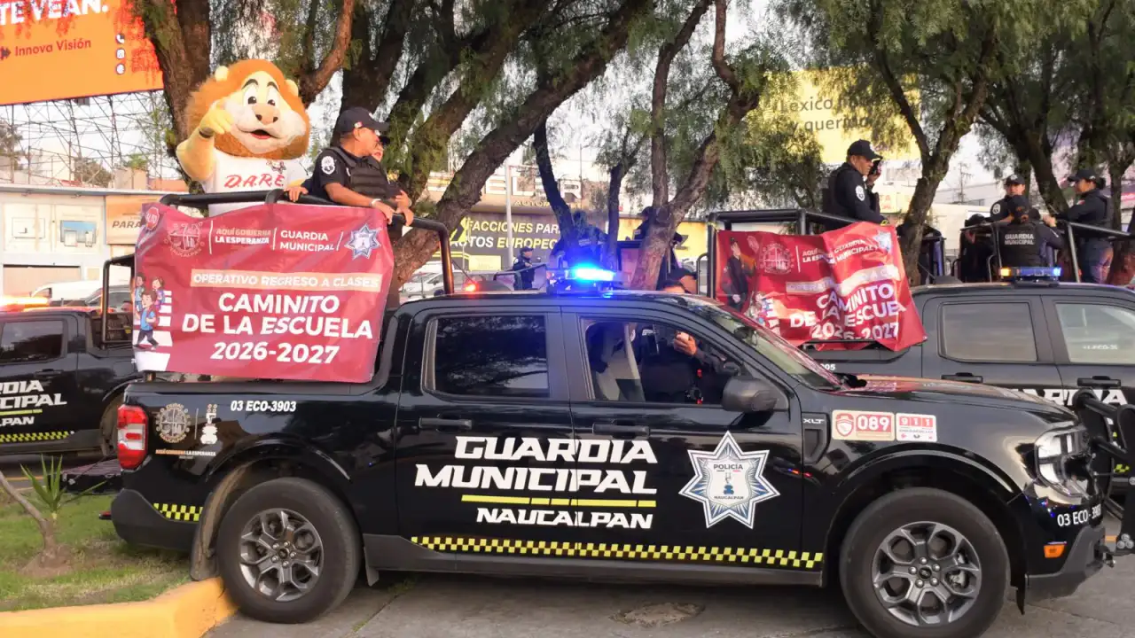 Patrullas y elementos municipales durante el operativo de regreso a clases en Naucalpan