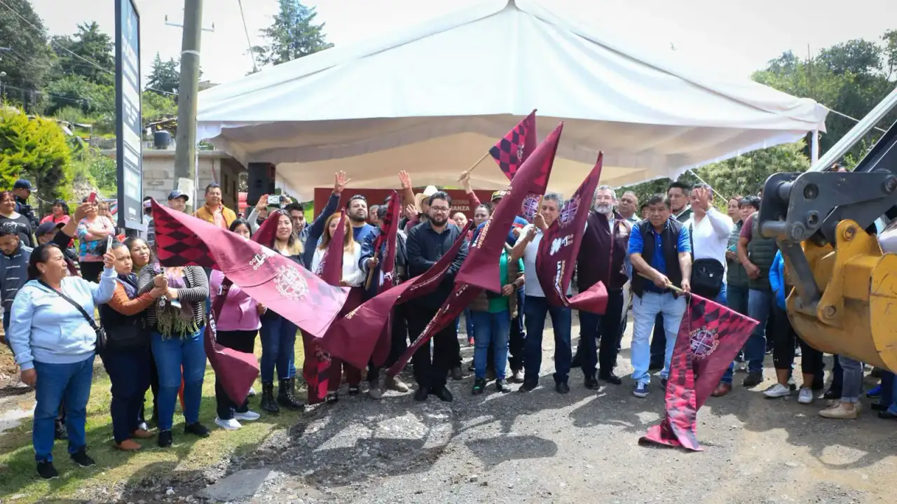 Vialidad urbana en rehabilitación con maquinaria y trabajadores en Naucalpan