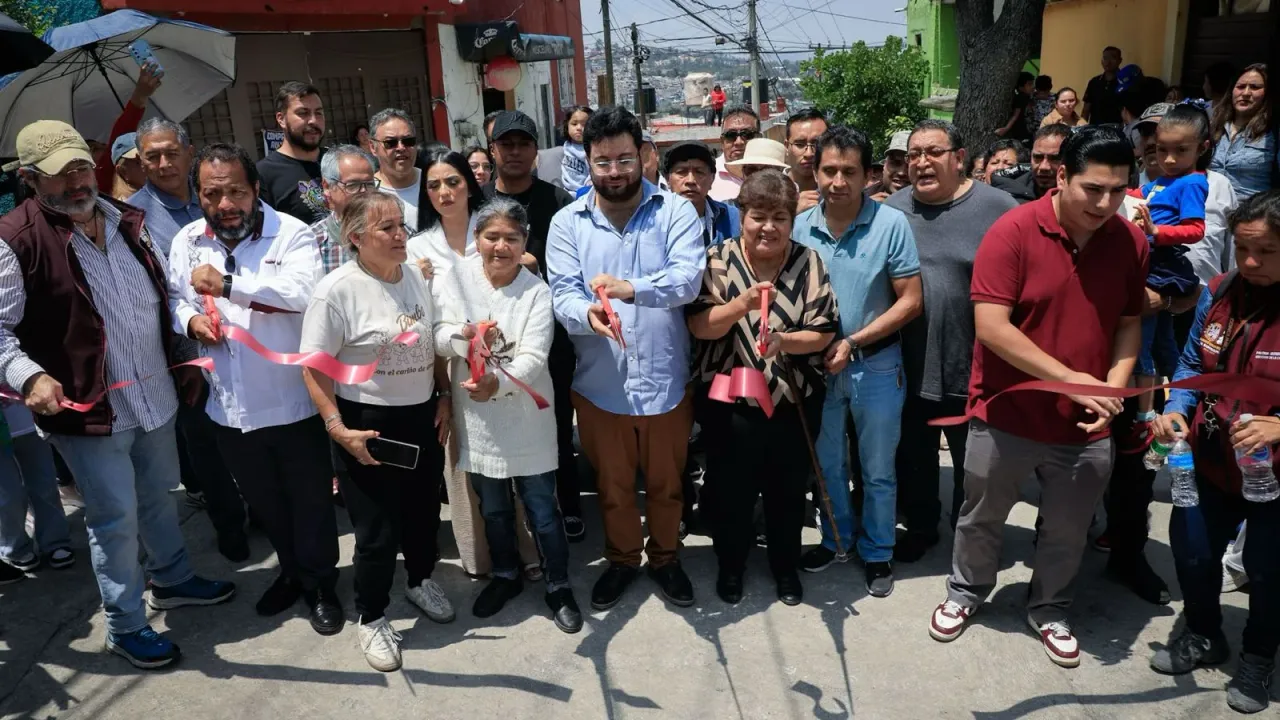 Vista de la calle Santuario renovada con concreto hidráulico y alumbrado público