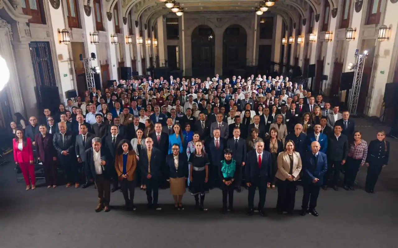 Reunión de autoridades municipales y federales en Palacio Nacional