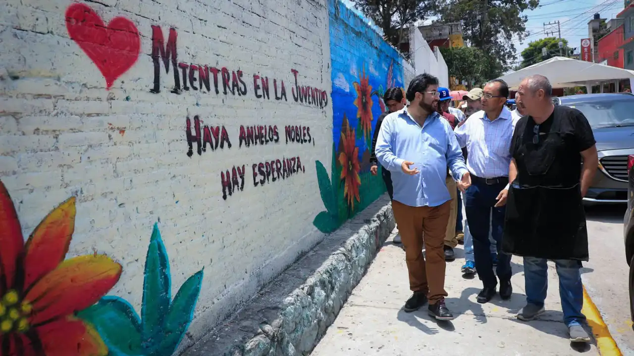Trabajos de bacheo y alumbrado en una colonia de Naucalpan