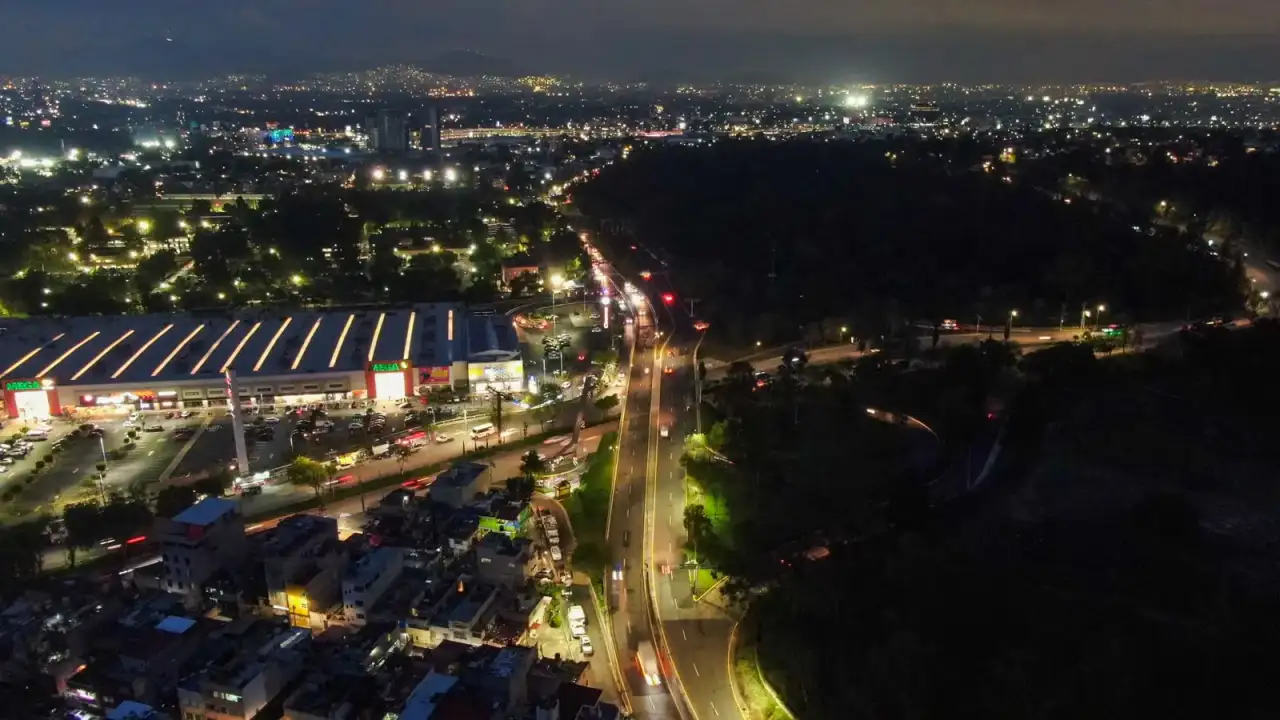 Vialidad urbana de Naucalpan con luminarias nuevas durante la noche