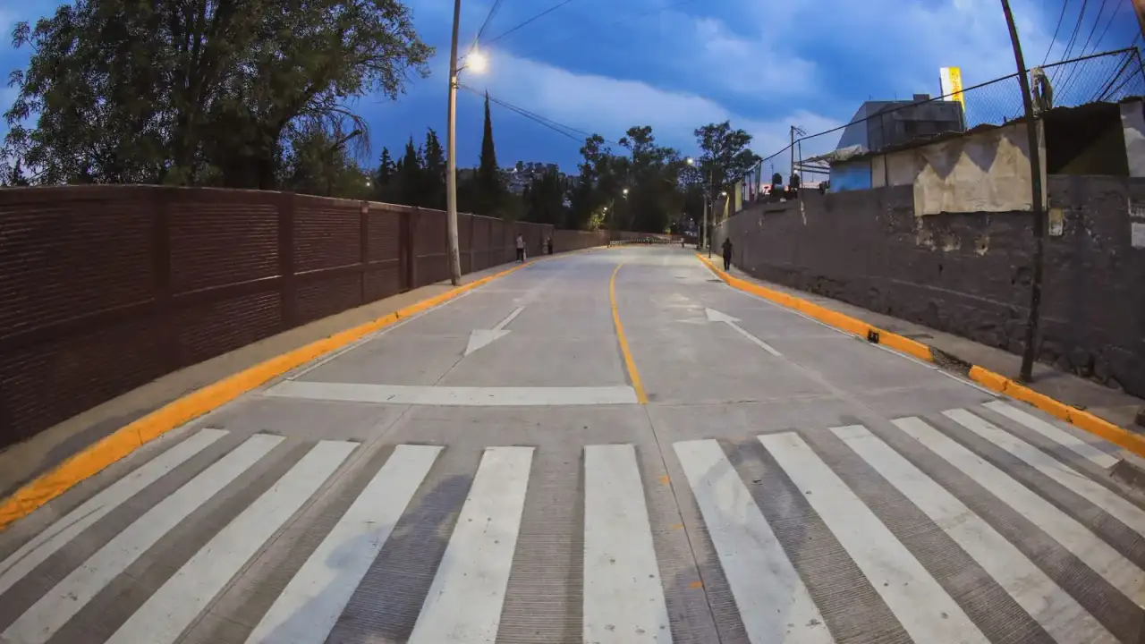 Calle pavimentada con concreto hidráulico en Naucalpan, Estado de México