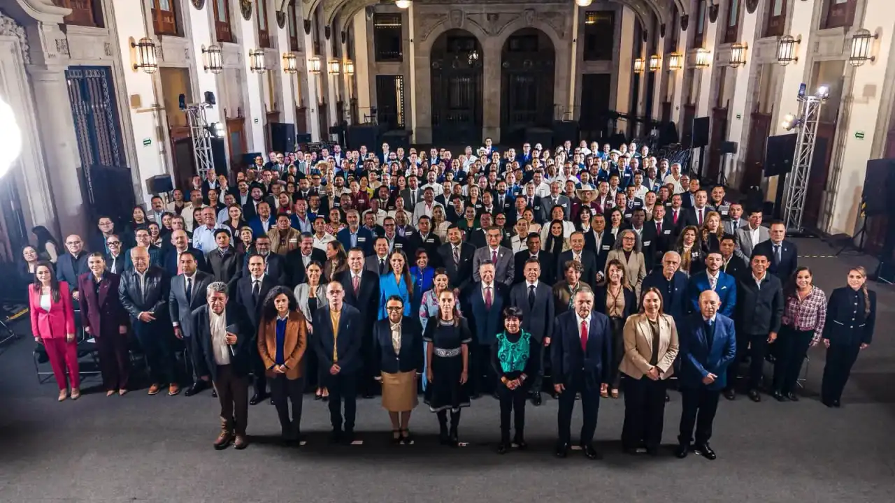 Reunión de autoridades municipales y federales en Palacio Nacional