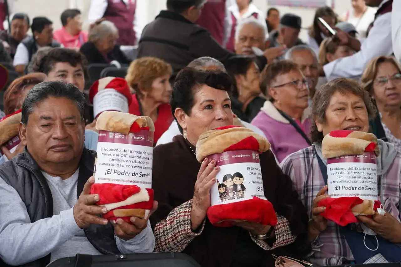 Entrega de sillas de ruedas y bastones a adultos mayores en Nicolás Romero