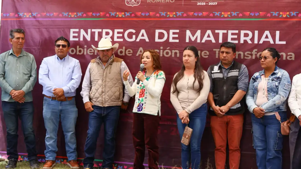 Entrega de materiales de construcción y útiles escolares en una comunidad de Nicolás Romero