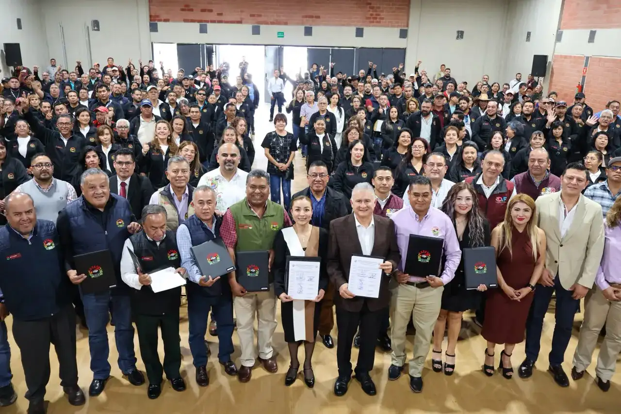 Firma de convenio entre autoridades municipales y sindicato en un evento público