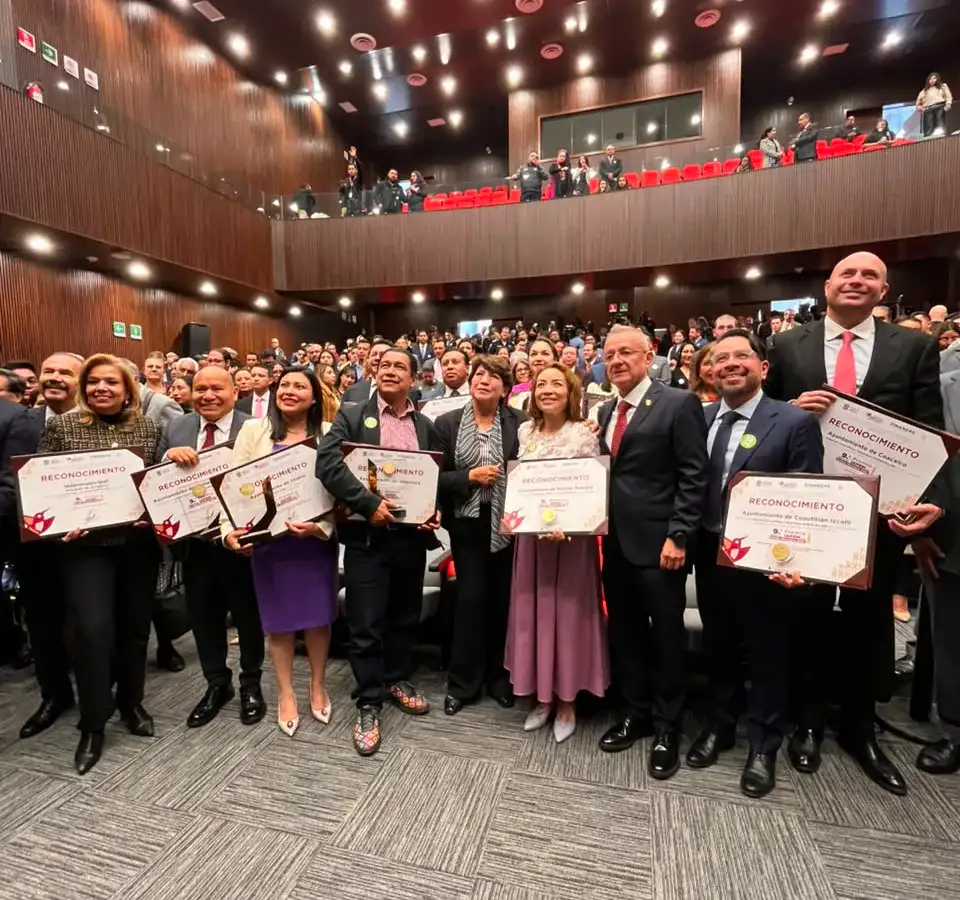 Ceremonia de premiación del IAPEM en Toluca con autoridades municipales