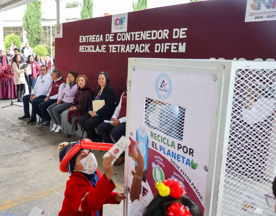 Contenedor de reciclaje de envases tipo brik en una escuela primaria de Nicolás Romero