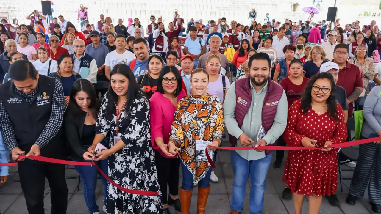 Mujeres recibiendo atención en módulos de servicios gratuitos en Nicolás Romero