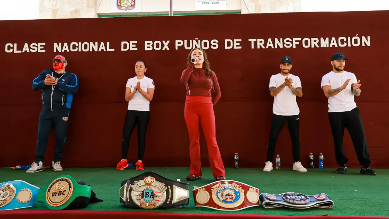Personas participando en una clase de boxeo al aire libre en Nicolás Romero