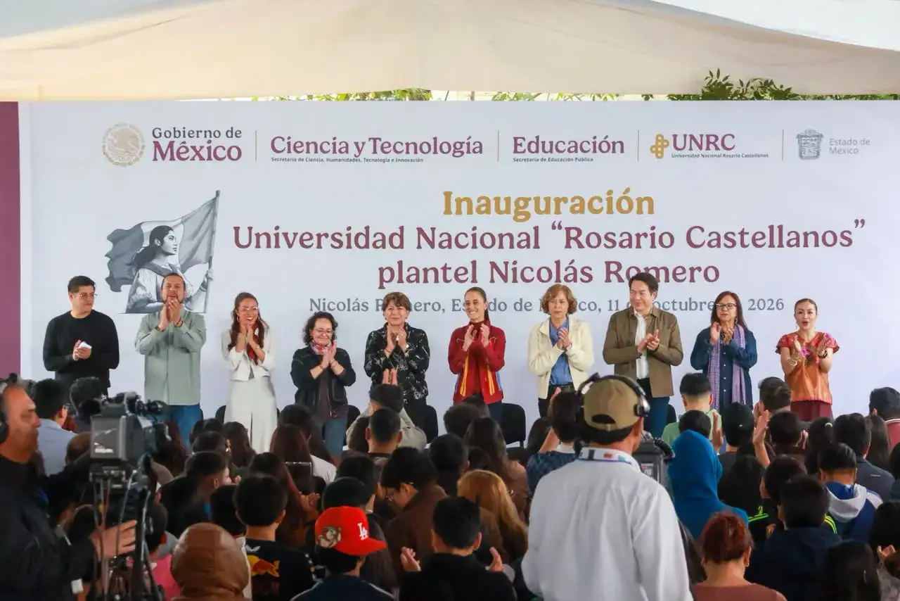 Autoridades y estudiantes durante la inauguración del campus universitario en Nicolás Romero