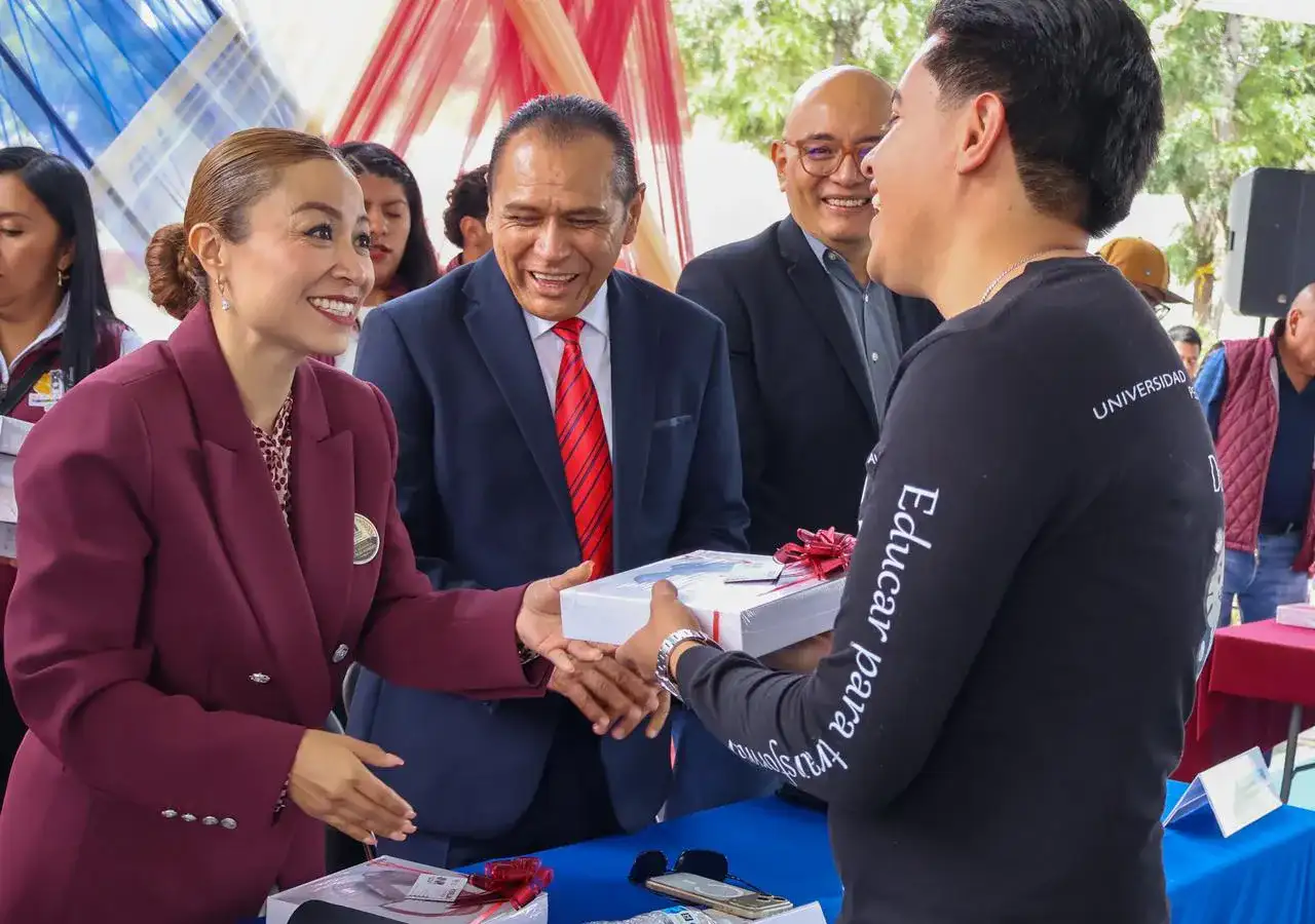 Autoridades y estudiantes durante la inauguración del ciclo escolar en Nicolás Romero