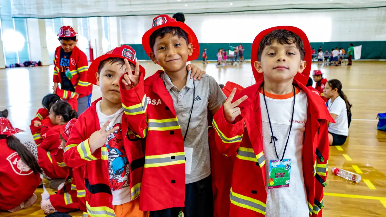 Niños practicando maniobras de reanimación con instructores de Protección Civil