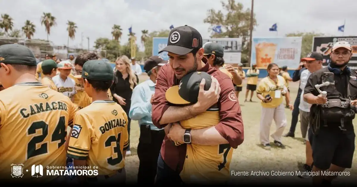 Niños de la Liga Matamoros A.C. con trofeo de subcampeonato nacional de béisbol
