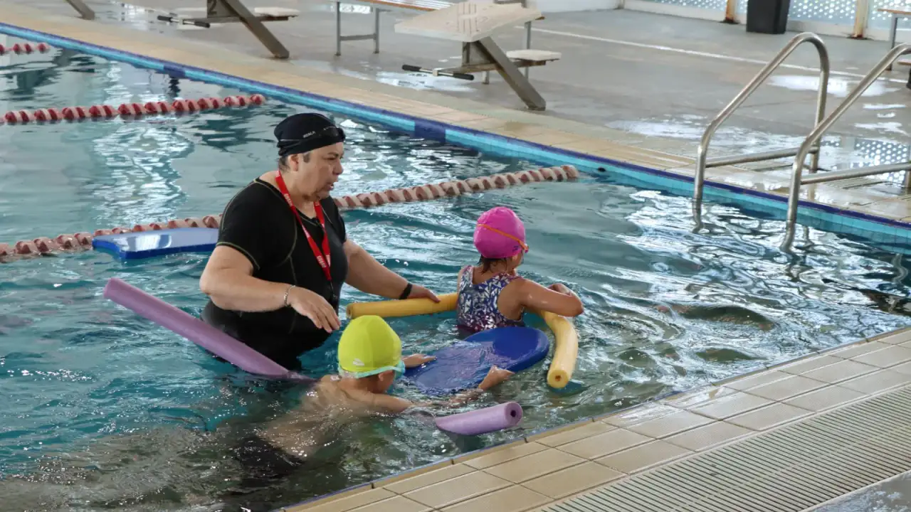 Niños en una piscina durante clases de natación en el Polideportivo de Reynosa