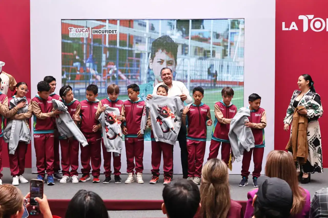 Niños futbolistas de Toluca con uniforme y bandera de México antes de viajar a Japón