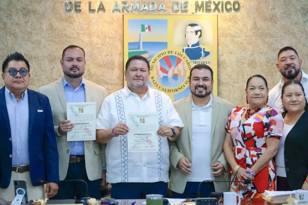 Sesión del Cabildo de Los Cabos con nuevos funcionarios rindiendo protesta