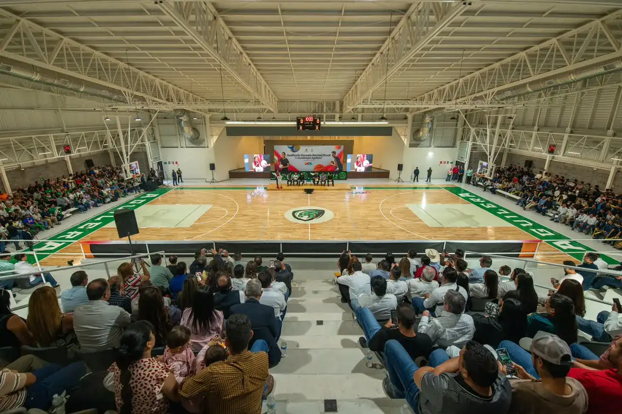 Gobernador Esteban Villegas durante la entrega del gimnasio-auditorio en la Normal de Aguilera