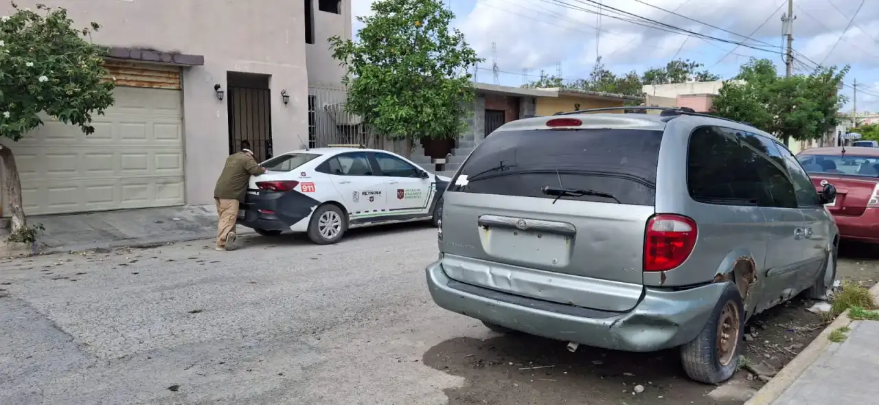 Notificación en parabrisas de auto abandonado en calle de Reynosa