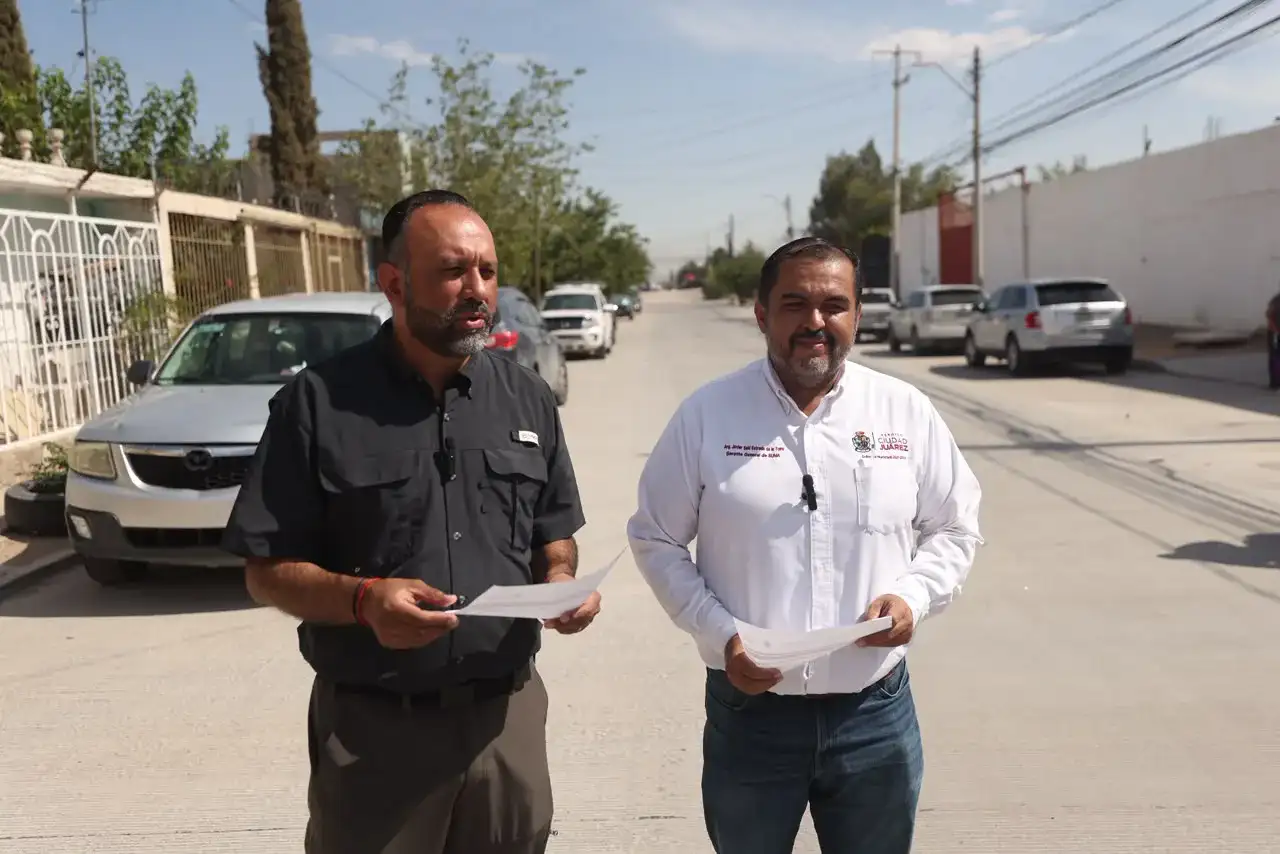 Calle de concreto hidráulico recién pavimentada en colonia El Granjero, Ciudad Juárez