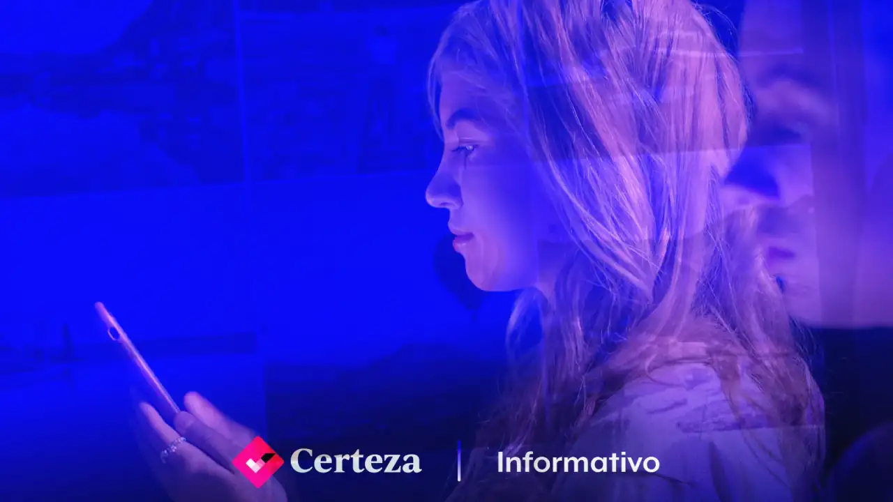 Personas usando dispositivos digitales con símbolos de inteligencia artificial