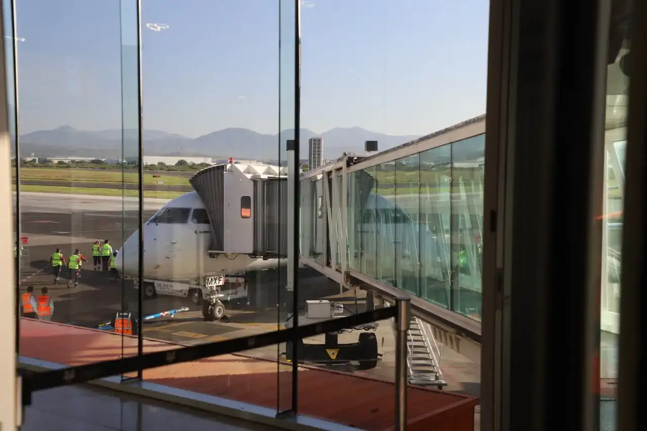 Avión de Mexicana de Aviación en pista del Aeropuerto del Bajío
