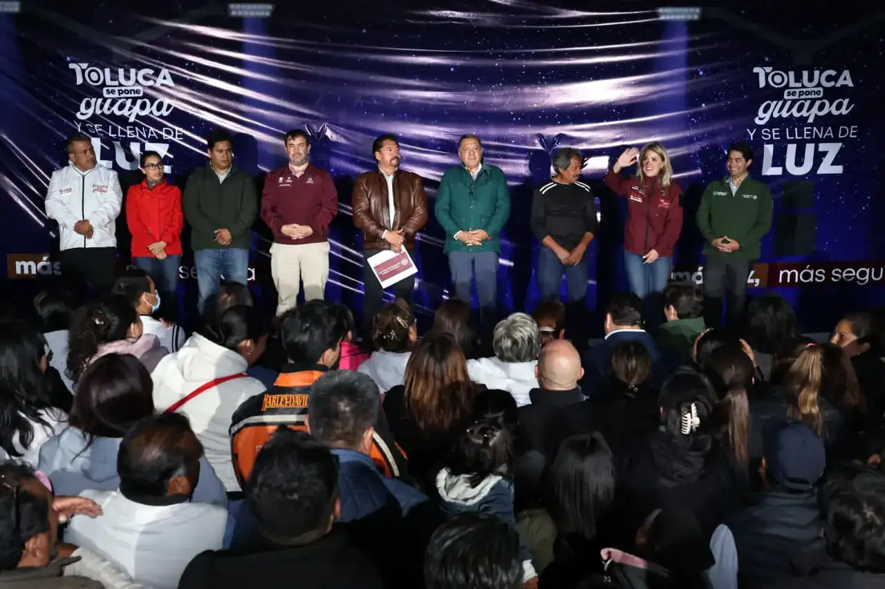 Encendido simbólico de luminarias LED en Cerrillo Piedras Blancas, Toluca, con presencia del alcalde y vecinos