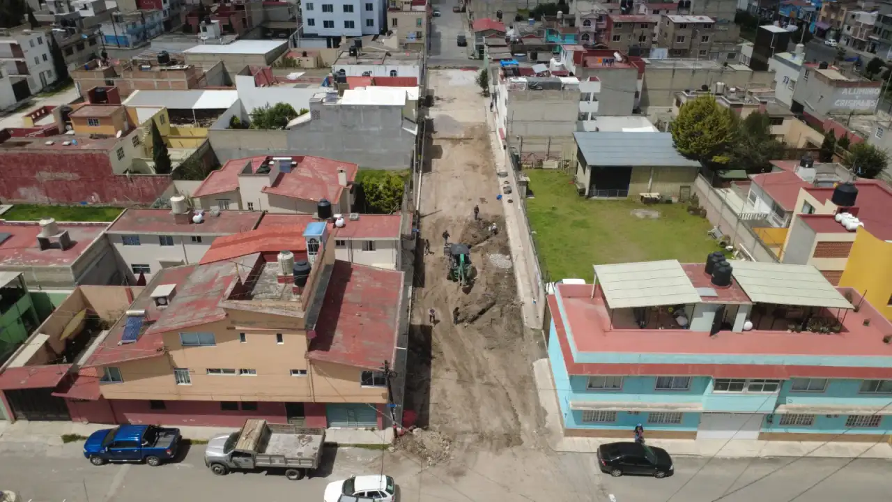 Calles en construcción con concreto ecológico en la colonia Parques Nacionales de Toluca