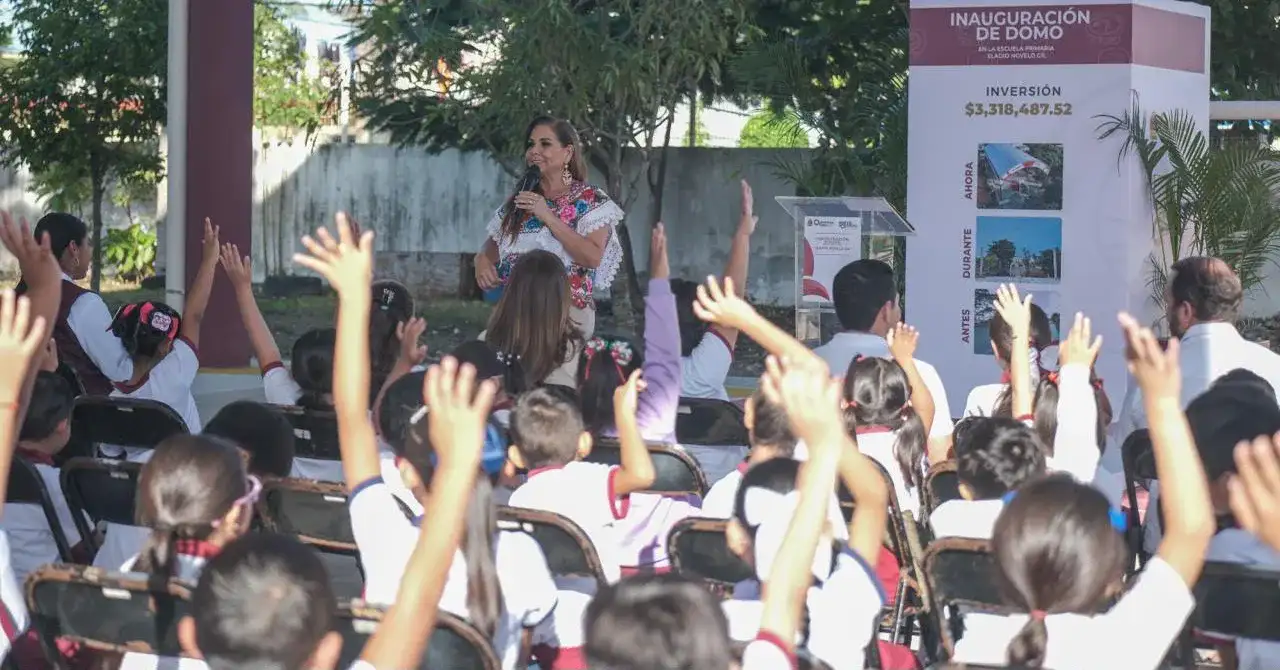 Estudiantes y autoridades durante la entrega de un domo en una escuela primaria de Cozumel
