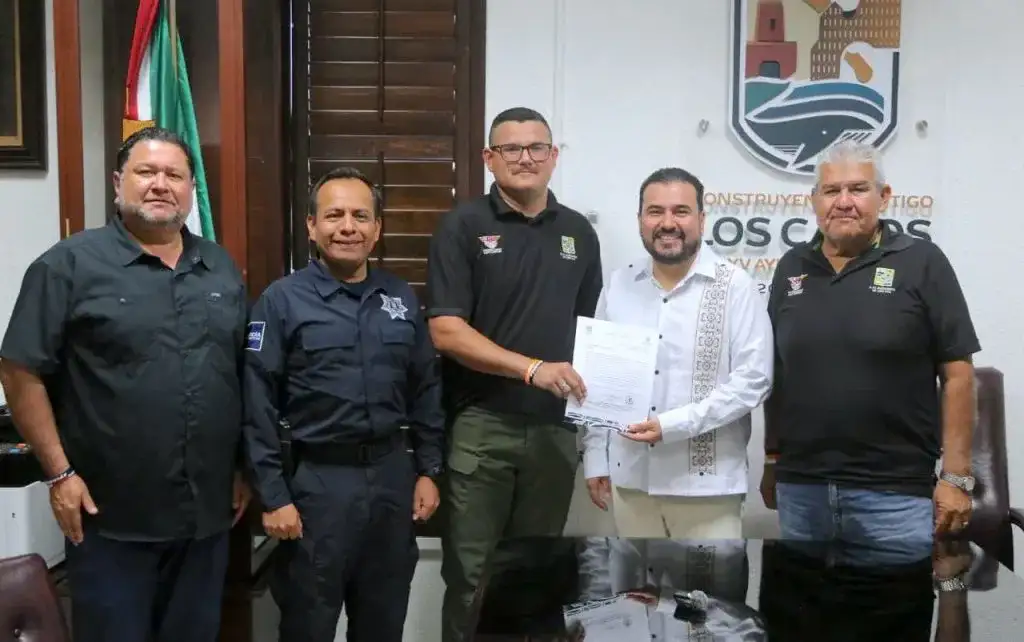 Funcionarios durante la designación del nuevo encargado de Tránsito en Los Cabos