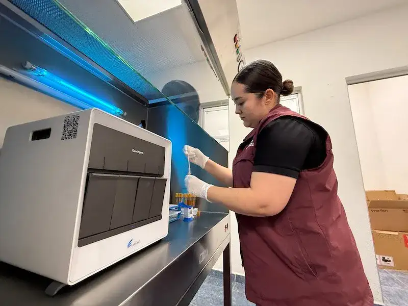 Equipo automatizado en laboratorio para pruebas de hepatitis C