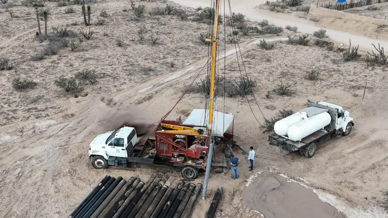 Trabajos de perforación de pozo en zona árida de Baja California Sur