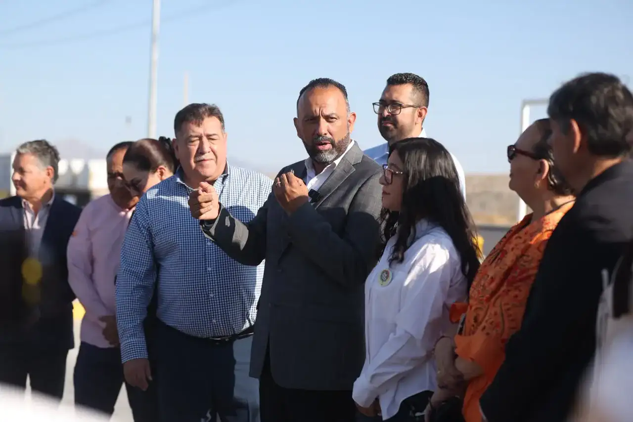 Vista del nuevo puente vehicular Tres Cantos sobre el bulevar Juan Pablo II en Ciudad Juárez
