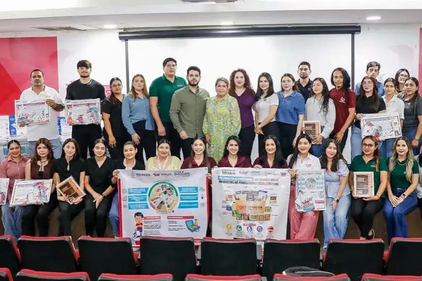 Nutriólogos reunidos en una capacitación del DIF Sinaloa