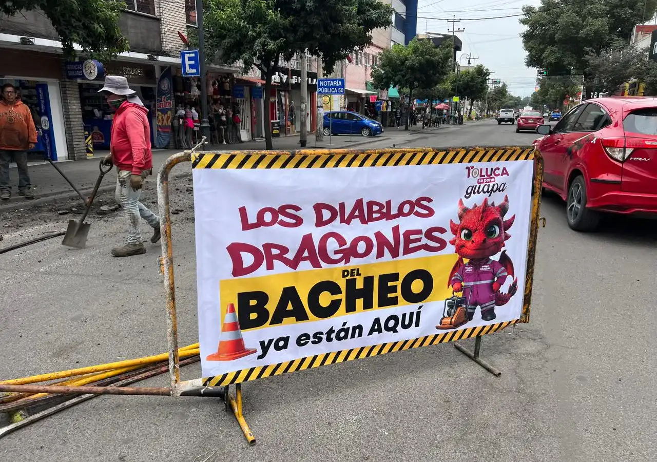 Trabajadores realizan obras de bacheo en una avenida de Toluca