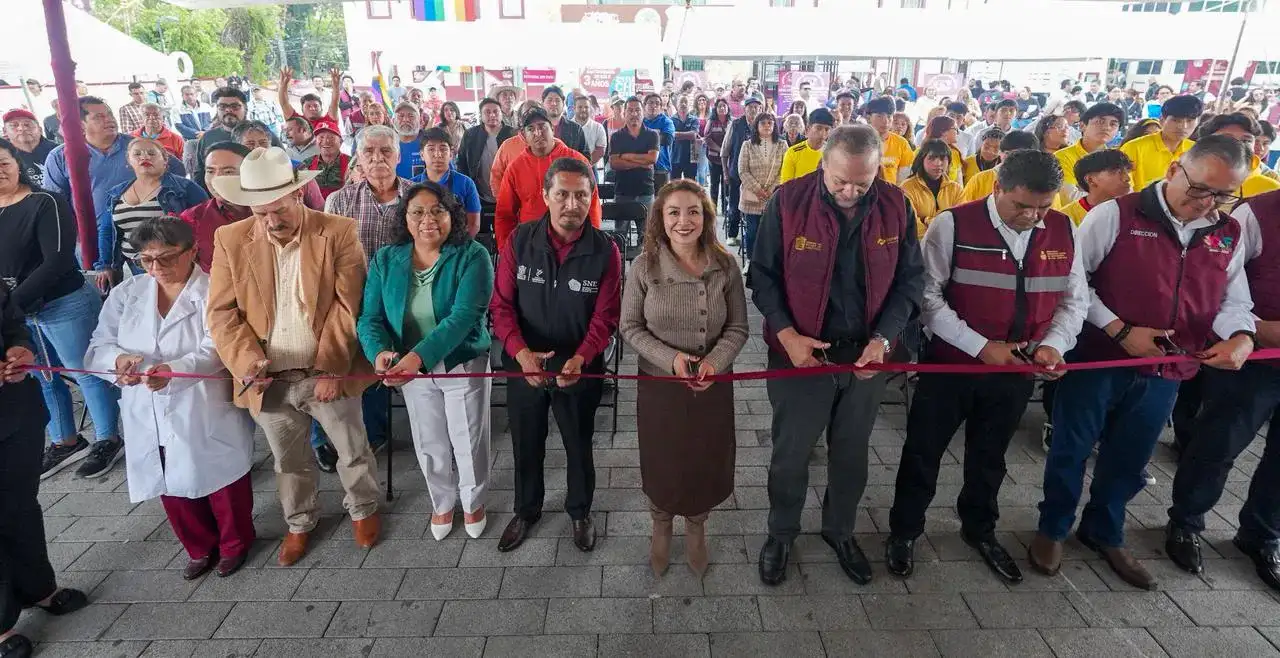 Personas en fila en una feria de empleo en Nicolás Romero