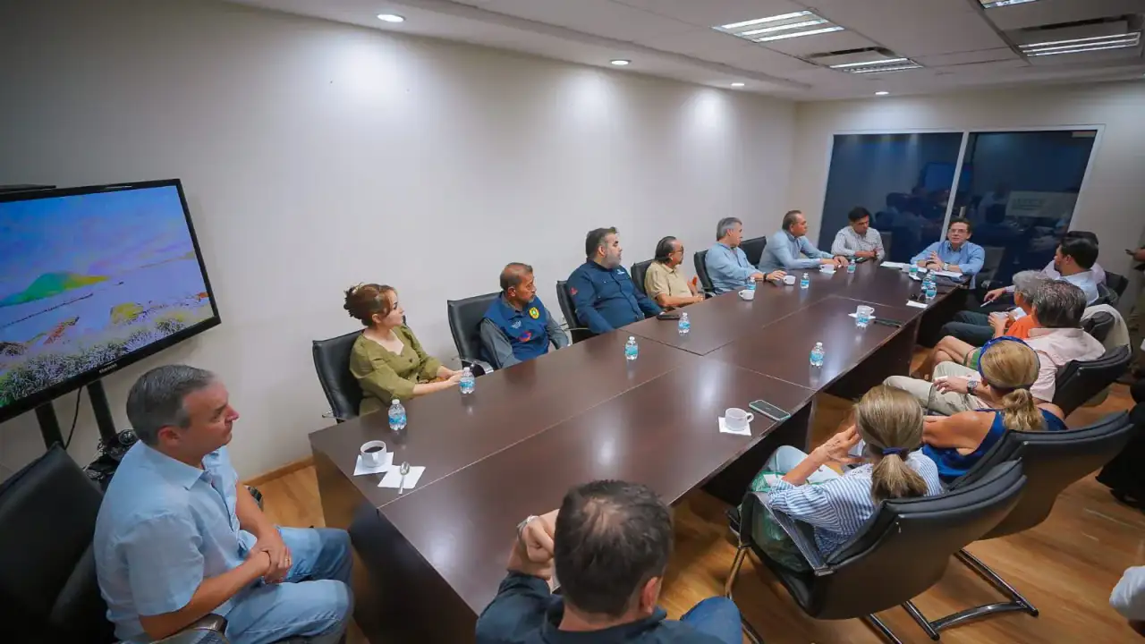 Locatarios de Plaza Fiesta Los Mochis durante reunión con autoridades