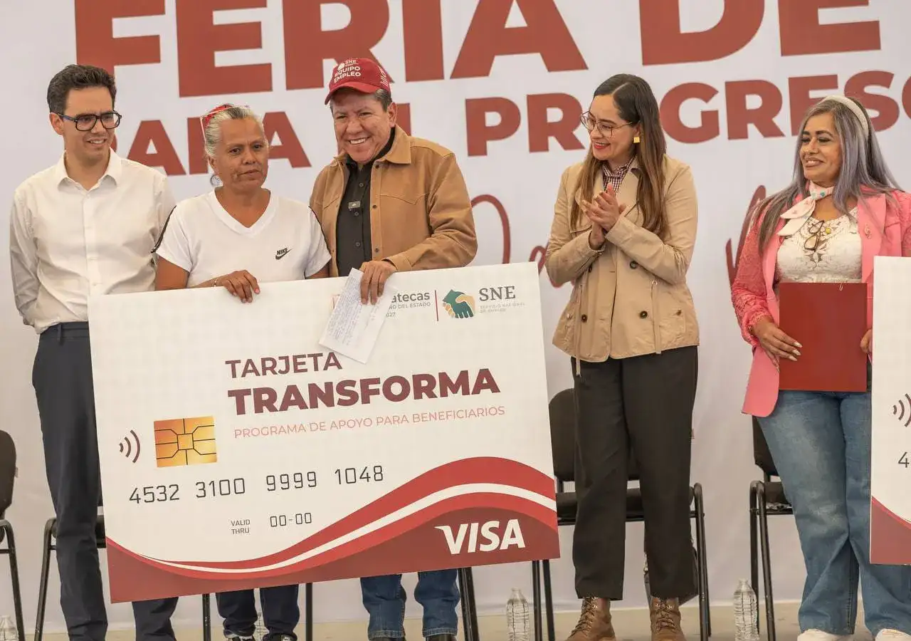 Feria del Empleo en Zacatecas con asistentes y stands de empresas
