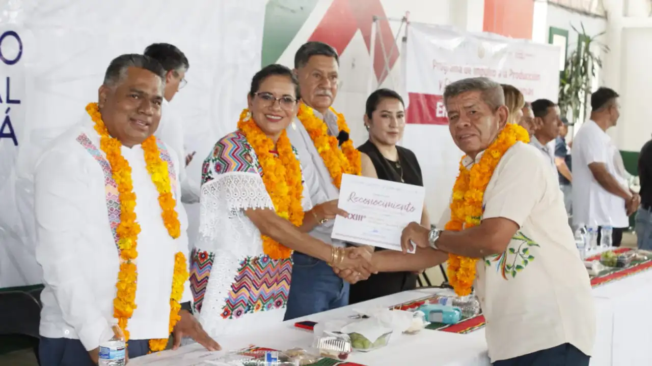 Artesanas y artesanos durante la premiación del concurso Olinalá y su Arte 2026