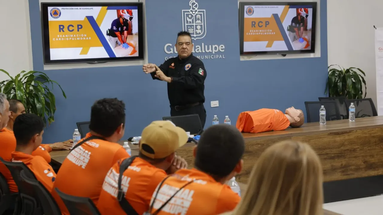 Operadores de transporte municipal durante una capacitación en primeros auxilios