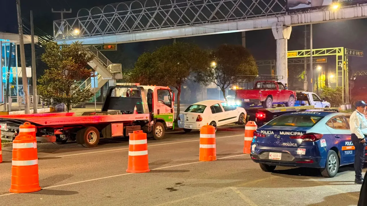 Policía de tránsito realiza prueba de alcoholemia a conductor durante operativo nocturno en Toluca